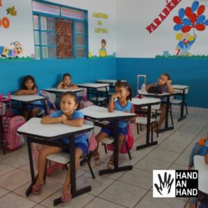 Banc d'école en bois pour trois enfants