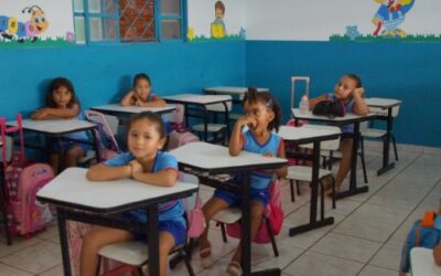 Banc d&rsquo;école en bois pour trois enfants